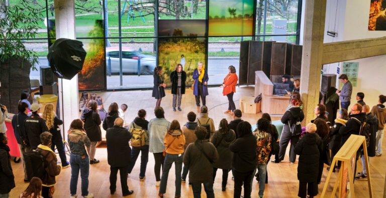 Photo de l'inauguration de l'expo de la photographe Wendy Sama, lauréate du concours Territoire(s)