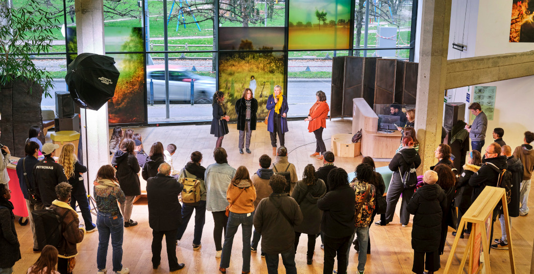 Photo de l'inauguration de l'expo de la photographe Wendy Sama, lauréate du concours Territoire(s)